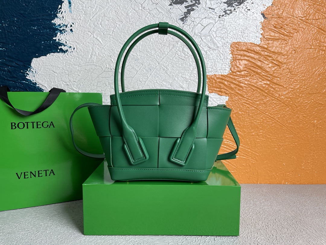 보테가베네타 Arco 인트레치아토 스몰 그린 토트백